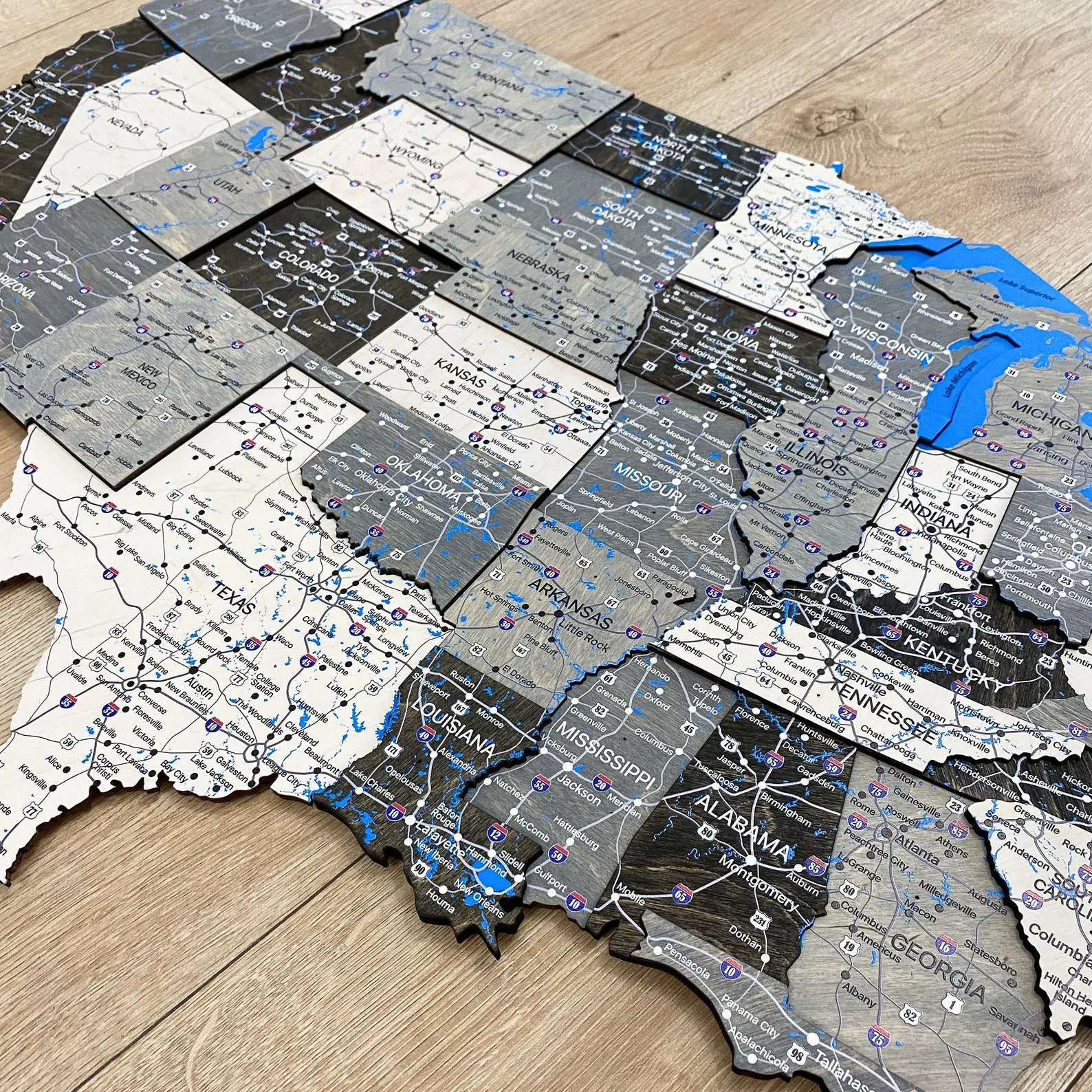 Color Printed Wooden USA Map With Rivers And Lakes Detail